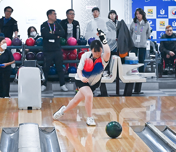 볼링하는 선수들 3