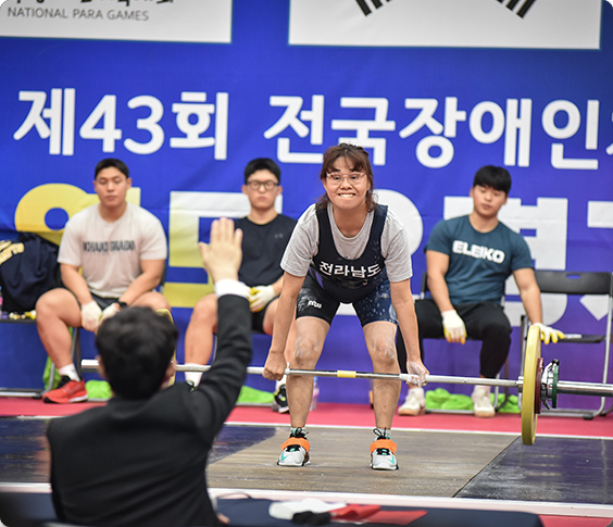 역도하는 선수들 3
